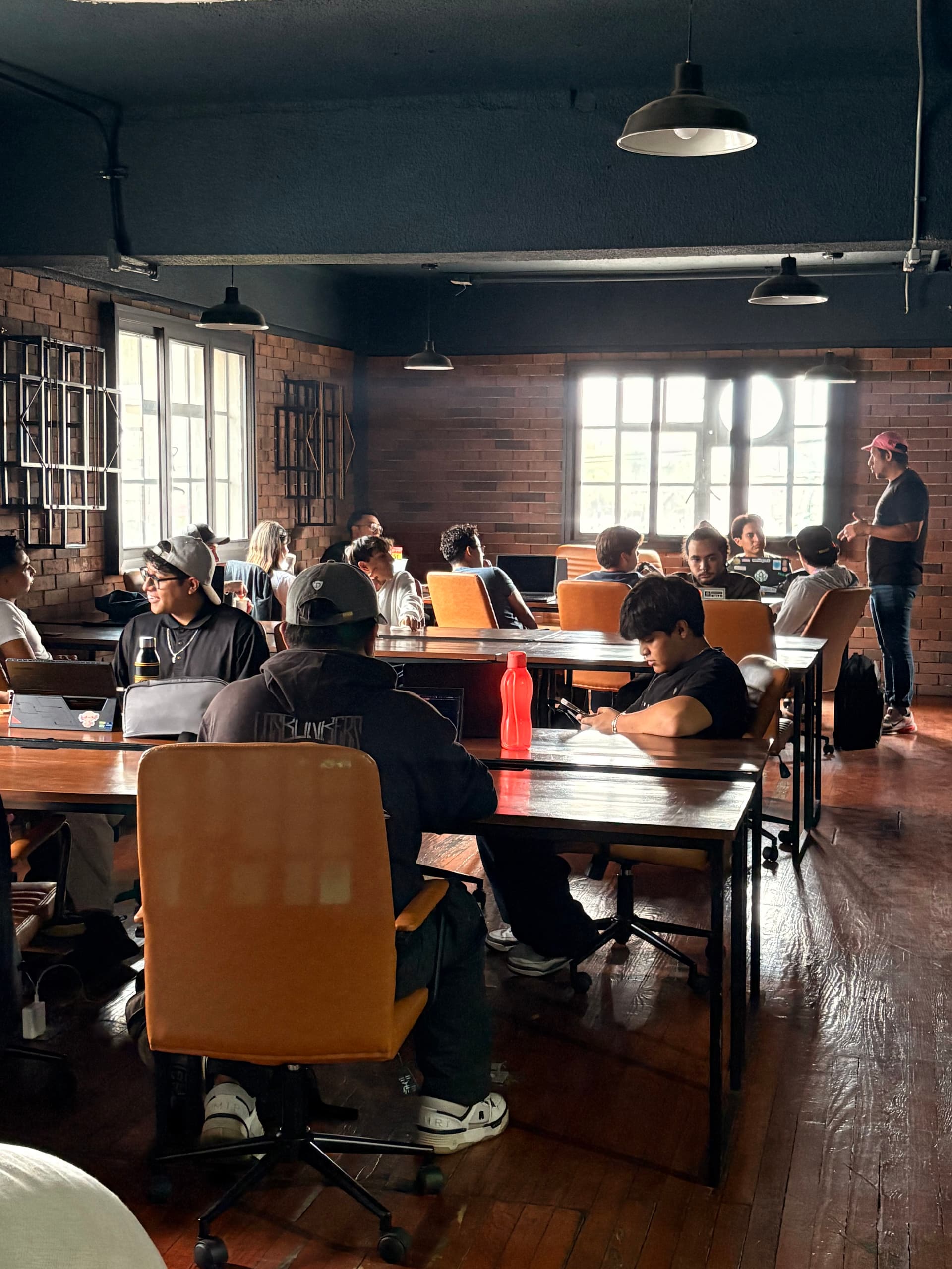 Personas de la comunidad en una charla de Mi Primera Chamba